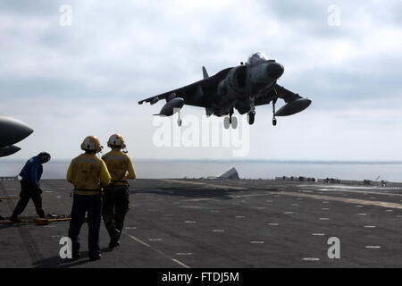 131015-N-GF386-291 MER MÉDITERRANÉE (oct. 15, 2013) L'AV-8B Harrier de la Marina Militare italienne (Marine) atterrit sur le pont d'envol du navire d'assaut amphibie USS Kearsarge (DG 3). Kearsarge est déployée dans le cadre du groupe amphibie Kearsarge appuyer les opérations de sécurité maritime et les efforts de coopération en matière de sécurité dans le théâtre américain dans la zone de responsabilité de la sixième flotte. (U.S. Photo par marine Spécialiste de la communication de masse 2e classe Jonathan Vargas/libérés) Banque D'Images