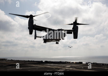 131015-N-GF386-341 MER MÉDITERRANÉE (oct. 15, 2013) Un MV-22 Osprey des rotors basculants Support Squadron (VMM) 266 (rein) atterrit sur le pont d'envol du navire d'assaut amphibie USS Kearsarge (DG 3). Kearsarge est déployée dans le cadre du groupe amphibie Kearsarge appuyer les opérations de sécurité maritime et les efforts de coopération en matière de sécurité dans le théâtre américain dans la zone de responsabilité de la sixième flotte. (U.S. Photo par marine Spécialiste de la communication de masse 2e classe Jonathan Vargas/libérés) Banque D'Images