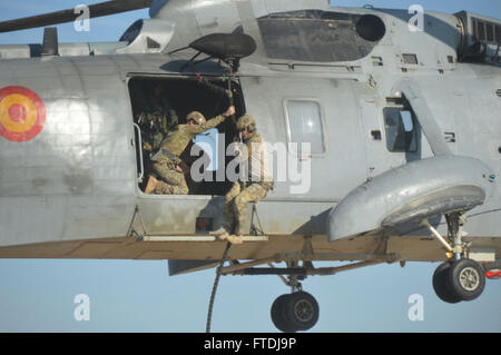 151120-N-ZZ999-004 ROTA, ESPAGNE (nov. 20, 2015) Un membre de l'unité mobile de destruction des engins explosifs (EODMU) 8, Det. L'Europe mène des techniques de suspension corde d'hélicoptères et d'une formation en fonte H-3 hélicoptère Sea King dans le cadre de l'exercice 2015-2 MAGRE 20 Novembre, 2015. MAGRE est un exercice multinational impliquant des États-Unis, l'allemand et l'espagnol qui se penchent sur l'amélioration des capacités de neutralisation de la lutte contre le terrorisme, y compris la protection de la force sous-marine, la lutte contre les mines, et la lutte contre les engins explosifs improvisés (EEI) des procédures. (U.S. Photo par Marine Ensign Seth/Wartak libéré) Banque D'Images