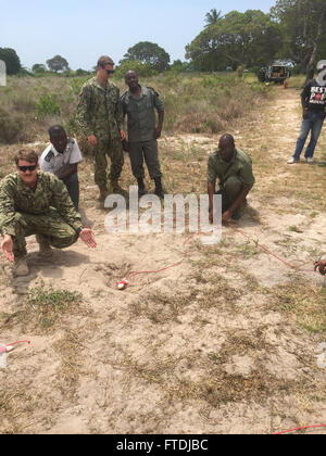 Des marins de l'US Navy de l'unité mobile 8 d'élimination des munitions explosives dirigent une classe pour la police locale d'Inhambane sur la démolition non électrique des munitions explosives. Cela fait partie d'un effort éducatif visant à améliorer les capacités locales d'élimination des bombes. Banque D'Images