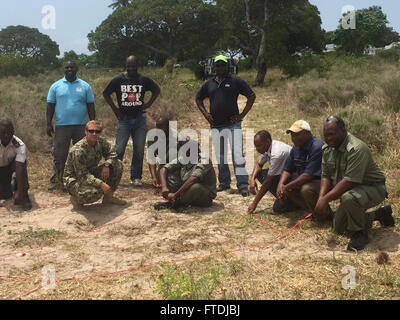 Cette image montre un marin de l'US Navy de l'unité mobile 8 d'élimination d'explosifs menant une classe d'élimination d'explosifs avec la police locale à Inhambane, au Mozambique, afin d'améliorer la sécurité locale dans la manipulation des explosifs dangereux. Banque D'Images