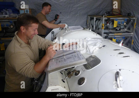 151201-N-ZZ999-002 SPLIT, CROATIE (31 déc. 1, 2015) l'hôpital en chef Charles Geiger Corpsman, gauche, et la marine Diver 2e classe Ben Lee, affecté à l'unité mobile de destruction des engins explosifs (EODMU 8), monter un caisson hyperbare transportable et mener des contrôles de fonctionnement au cours d'une de leur engagement militaire entre les États-Unis et les plongeurs de NEM croate, afin d'améliorer les tactiques et compétences dans le domaine de la paix et de l'emploi, le 1er décembre 2015. États-unis 6e Flotte, basée à Naples, Italie, effectue l'ensemble des opérations navales et mixte, souvent de concert avec ses alliés, le joint, et interagences Banque D'Images