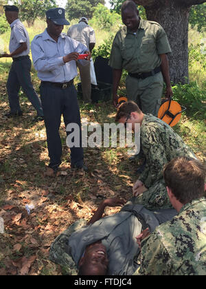 Les marins de l'US Navy affectés à l'unité mobile 8 d'élimination des explosifs forment la force de police locale d'Inhambane aux techniques d'élimination et de démolition des explosifs. Cette formation s'inscrivait dans le cadre d'un effort de sécurité plus large au Mozambique. Banque D'Images