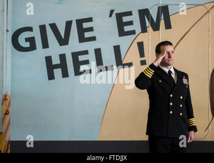 151208-N-NU281-015 MER MÉDITERRANÉE (déc. 8, 2015) Le Capitaine Ryan Scholl, commandant du porte-avions USS Harry S. Truman (CVN 75), rend honneur au cours de l'exécution de l'hymne national lors d'une réception tenue à Truman de hangar bay. Harry S. Truman Strike Group mène des opérations navales dans la sixième flotte américaine zone d'opérations à l'appui de la sécurité nationale des États-Unis en Europe et en Afrique. (U.S. Photo par marine Spécialiste de la communication de masse 3 classe J. R. Pacheco/libérés) Banque D'Images