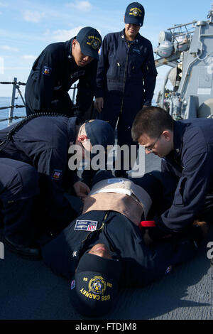 Les marins à bord de l'USS Carney (DDG 64) pratiquent les premiers soins de base lors d'une patrouille de routine en mer Méditerranée, soutenant les efforts de sécurité nationale des États-Unis en Europe. Banque D'Images