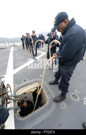 Une photographie prise à bord de l'USS Carney (DDG 64) le 15 décembre 2015, alors que des marins rangent des lignes d'amarrage après avoir quitté l'activité de soutien naval de Souda, en Grèce, dans le cadre d'une patrouille de routine dans la zone d'opérations de la 6e flotte américaine. Banque D'Images