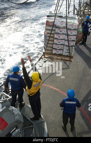 Les marins à bord de l'USS Carney (DDG 64) participent à une opération de réapprovisionnement en mer avec l'USNS Leroy Grumman (TAO 195) en mer Égée le 15 décembre 2015. Cette opération de routine fait partie des patrouilles en cours de l'US Navy dans la zone de la 6e flotte américaine, soutenant les intérêts de sécurité nationale en Europe. L'USS Carney est un destroyer de missile guidé de classe Arleigh Burke déployé depuis Rota, en Espagne. Banque D'Images