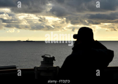 Le 15 décembre 2015, des marins à bord de l'USS Ross (DDG 71) ont mené un entraînement à la guerre anti-sous-marine et des manœuvres avancées de navires lors d'un exercice de dépassement avec la Roumanie et la Turquie dans la mer Noire. L'USS Ross est un destroyer à missiles guidés de classe Arleigh Burke installé à Norfolk, en Virginie. Banque D'Images