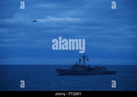 Les marins à bord de l'USS Ross (DDG 71), un destroyer à missiles guidés de classe Arleigh Burke, effectuent des entraînements de guerre anti-sous-marine et des manœuvres de navires avec la Roumanie et la Turquie dans la mer Noire le 15 décembre 2015. Banque D'Images