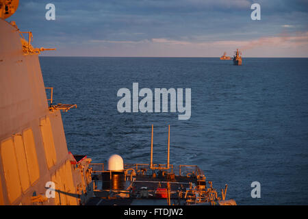 Le 15 décembre 2015, à bord de l'USS Ross (DDG 71), des marins de l'US Navy ont mené une formation à la guerre anti-sous-marine et des manœuvres avancées de navires lors d'un exercice de passage avec des navires de Roumanie et de Turquie dans la mer Noire. Banque D'Images