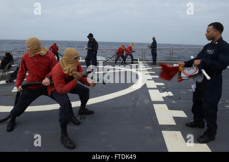 Les marins à bord de l’USS Carney (DDG 64) combattent un feu simulé de classe bravo lors d’un crash et d’un exercice de sauvetage en mer Méditerranée. L'exercice faisait partie des opérations courantes de soutien à la sécurité nationale des États-Unis en Europe. Banque D'Images