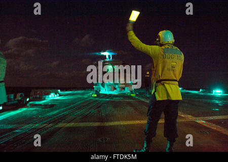 131019-N-NU634-049 : MÉDITERRANÉE (oct. 19, 2013) - Maître de Manœuvre 3 classe Taylor Baxley des signaux à un MH-60R Seahawk pendant le vol quarts à bord de la classe Arleigh Burke destroyer lance-missiles USS gravement (DDG 107). Gravement, homeported à Norfolk, en Virginie, est sur un déploiement prévu des opérations de sécurité maritime et les efforts de coopération en matière de sécurité dans le théâtre de la 6ème flotte zone d'opérations. (U.S. Photo par marine Spécialiste de la communication de masse 3 Classe Darien G. Kenney/libérés) Banque D'Images