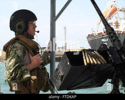 Un membre de l’escadron fluvial 10 de la marine américaine effectue une surveillance de sécurité à bord d’un patrouilleur tactique dans le port de Djibouti, soutenant les opérations de sécurité maritime en Europe et en Afrique. Banque D'Images