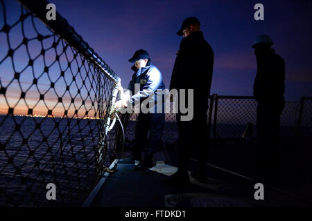 Les marins à bord de l'USS Ross (DDG 71) effectuent des détails de mer et d'ancre tout en se préparant à entrer dans le port de Rota, en Espagne, le 17 janvier 2016. Le destroyer à missiles guidés de classe Arleigh Burke fait partie de la 6e flotte de l'US Navy et est déployé pour soutenir les intérêts de sécurité nationale en Europe. La photo capture les opérations navales dans un port européen stratégique. Banque D'Images