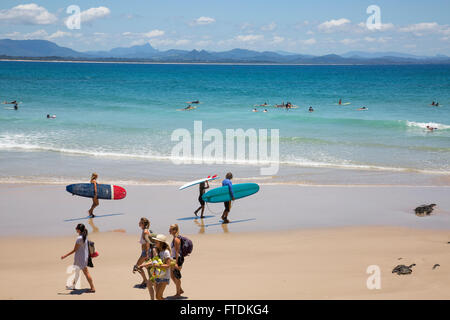 Les surfeurs et les amateurs de plage sur la plage de Wategos, Byron Bay, New South Wales, Australie Banque D'Images