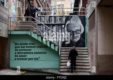 Murale en l'honneur du poète et écrivain galicien Maria do Carme Kruckenberg Sanjurjo (1926 - 2015), Vigo, Galice, Espagne Banque D'Images