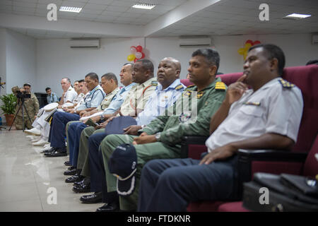 160130-N-TC720-088 PORT DE VICTORIA, Seychelles (Jan.30, 2016) - Les forces maritimes de différentes nations pour assister à la cérémonie d'Cutlass Express 2016 30 janvier. Cutlass Express est un U.S. Africa Command-parrainé l'exercice maritime multinational visant à accroître la sûreté et la sécurité maritime dans les eaux au large de l'Afrique de l'Est, dans l'ouest de l'Océan Indien et dans le golfe d'Aden. (U.S. Photo par marine Spécialiste de la communication de masse 2e classe Mat Murch/libérés) Banque D'Images