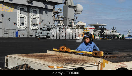 Mer Méditerranée (oct. 21, 2013) l'Aviation maître de Manœuvre Airman Mary Grace Edrada conduit un tracteur sur le pont d'envol du porte-avions USS Nimitz (CVN 68). Nimitz est déployé des opérations de sécurité maritime et les efforts de coopération en matière de sécurité dans le théâtre américain dans la zone de responsabilité de la sixième flotte. (U.S. Photo par marine Spécialiste de la communication de masse Seaman Apprentice Kelly M. Agee/ libéré) Banque D'Images