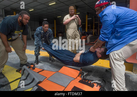 160205-N-WV703-183 OCÉAN ATLANTIQUE (fév. 05, 2016) - les marins de la fonction publique et les membres du détachement de la Marine américaine à bord de l'USNS Lance (T-EPF 1) s'entraînent ensemble comme une équipe de rétablissement personnel casualty 05 février 2016. L'armée expéditionnaire de la commande de transport maritime transport rapide navire USNS lance est sur un déploiement prévu dans la sixième flotte américaine zone d'opérations pour soutenir la collaboration internationale Programme de renforcement des capacités, le partenariat de l'Afrique centrale. (U.S. Photo par marine Spécialiste de la communication de masse 3 classe Amy M. Ressler/libérés) Banque D'Images