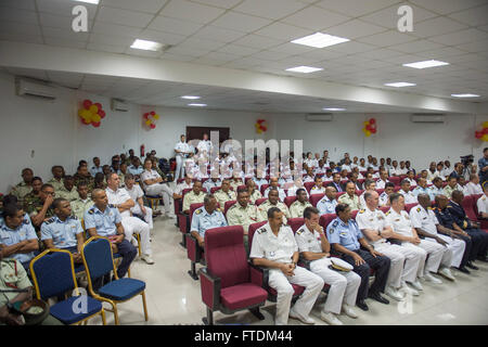 160206-N-TC720-059 PORT DE VICTORIA, Seychelles (6 février 2016) Forces maritimes à partir de plusieurs pays partenaires et de participer à la cérémonie de clôture de l'exercice Cutlass Express 6 février 2016. Cutlass Express est un U.S. Africa Command-parrainé l'exercice maritime multinational visant à accroître la sûreté et la sécurité maritime dans les eaux au large de l'Afrique de l'Est, dans l'ouest de l'Océan Indien et dans le golfe d'Aden. (U.S. Photo par marine Spécialiste de la communication de masse 2e classe Mat Murch/libérés) Banque D'Images