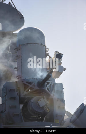L'USS Carney (DDG 64), un destroyer à missiles guidés de classe Arleigh Burke, effectue l'étalonnage du système d'armes pendant son déploiement dans la zone de la 6e flotte américaine, assurant ainsi la sécurité en Europe. Banque D'Images