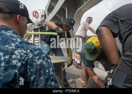 160214-N-WV703-186 SEKONDI, Ghana (fév. 14, 2016) - les marins du service civil et les marins travaillent ensemble à une ligne de mouillage à bord heav USNS Lance (T-EPF 1) Le 14 février 2016. L'armée expéditionnaire de la commande de transport maritime transport rapide navire USNS lance est sur un déploiement prévu dans la sixième flotte américaine zone d'opérations pour soutenir la collaboration internationale Programme de renforcement des capacités, le partenariat de l'Afrique centrale. (U.S. Photo par marine Spécialiste de la communication de masse 3 classe Amy M. Ressler/libérés) Banque D'Images