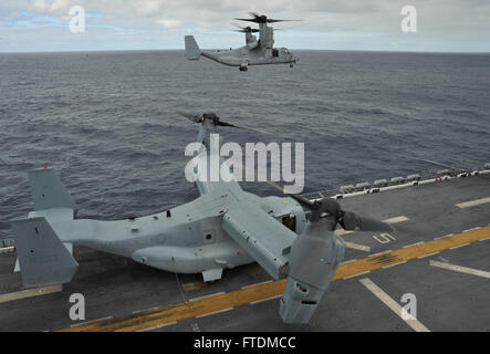 La photo montre le MV-22 Ospreys se préparant au décollage du pont d'envol de l'USS Bataan. Le navire, qui fait partie du Bataan Amphibious Readiness Group, est engagé dans des opérations de sécurité maritime et de réponse à des crises dans les zones de responsabilité des 5e et 6e flottes de l'US Navy. Banque D'Images