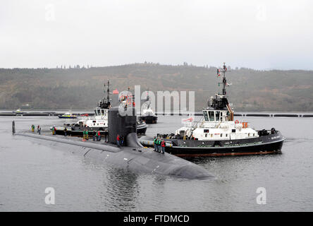 160322-N-ZZ999-002 FASLANE, Royaume-Uni (22 mars 2016) Le sous-marin d'attaque de la classe Virginia USS Virginia (SSN 774) arrive à la base navale de Sa Majesté, Clyde pour un service au port le 22 mars, 2016. Virginia est la conduite des opérations de la marine américaine dans le domaine de la sixième flotte des opérations à l'appui des intérêts de sécurité nationale des États-Unis en Europe. (Photo gracieuseté de Royal Navy/libérés) Banque D'Images