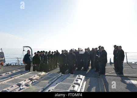 160216-N-XT273-129 MER MÉDITERRANÉE (fév. 16, 2016) Les marins à bord de l'USS Ross (DDG 71) au garde à vous lors d'une cérémonie de promotion du système de turbine à gaz (technicien en électricité) 3e classe John Pereira de systèmes d'information et de 3e classe Ryan Guerra à la mer Méditerranée le 16 février 2016. Ross, une classe Arleigh Burke destroyer lance-missiles déployés avant, à Rota, Espagne, effectue une patrouille de routine dans le domaine de la flotte des États-Unis 6e des opérations à l'appui des intérêts de sécurité nationale des États-Unis en Europe. (U.S. Photo par marine Spécialiste de la communication de masse 2e classe Justin Stumberg/Releas Banque D'Images