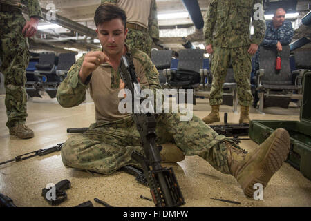 160217-N-WV703-076 OCÉAN ATLANTIQUE (fév. 17, 2016) matelot timonier, Nicholas Kemp, de Baton Rouge, Louisiane, assemble une arme au cours de la familiarisation des armes à bord de l'USNS Lance (T-EPF 1) Le 17 février 2016. L'armée expéditionnaire de la commande de transport maritime transport rapide navire USNS lance est sur un déploiement prévu dans la sixième flotte américaine zone d'opérations pour soutenir la collaboration internationale Programme de renforcement des capacités, le partenariat de l'Afrique centrale. (U.S. Photo par marine Spécialiste de la communication de masse 3 classe Amy M. Ressler/libérés) Banque D'Images