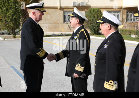 160223-ZZ999-002 Athènes, Grèce (10 févr. 23, 2016) Vice-amiral. James Foggo, III, commandant de la sixième flotte américaine, gauche, accueille le Vice-amiral. Georgios Giakoumakis, chef d'état-major général de la marine hellénique, après son arrivée au Ministère grec de la Défense nationale 23 février, 2016. Foggo a été à Athènes pour la signature d'un accord pour la construction et l'exploitation d'une nouvelle installation de démagnétisation en eau profonde qui facilitera les navires des États-Unis, la Grèce, l'OTAN, et d'autres pays dans le maintien de l'état de préparation opérationnelle. États-unis 6e Flotte, basée à Naples, Italie, effectue l'ensemble des opérations navales, et mixte Banque D'Images