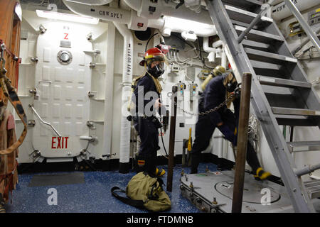 160224-N-XT273-104 MER MÉDITERRANÉE (fév. 24, 2016) Technicien en systèmes d'information, d'Arielle Duffy (à gauche), de Bremerton, Washington, et machiniste 4400 Matelot Luc Schmalix, de Brooklyn, New York, fixer des limites à bord de l'USS Ross (DDG 71) au cours d'un exercice d'incendie en mer Méditerranée le 24 février 2016. Ross, une classe Arleigh Burke destroyer lance-missiles déployés avant, à Rota, Espagne, effectue une patrouille de routine dans le domaine de la flotte des États-Unis 6e des opérations à l'appui des intérêts de sécurité nationale des États-Unis en Europe. (U.S. Photo par marine Spécialiste de la communication de masse 2e classe Justin Stumberg/Rel Banque D'Images