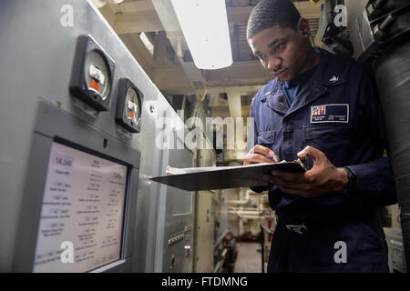 160224-N-FP878-013 MER MÉDITERRANÉE (fév. 24, 2016) 3ème classe technicien d'entretien des coques Jon Ramos, de Brooklyn, New York, est moniteur de systèmes de propulsion à bord du USS Carney watch (DDG 64) 24 février, 2016. Carney, une classe Arleigh Burke destroyer lance-missiles déployés avant, à Rota, Espagne, effectue une patrouille de routine dans la 6ème zone d'opérations de la flotte à l'appui des intérêts de sécurité nationale des États-Unis en Europe. (U.S. Photo par marine Spécialiste de la communication de masse 1re classe Theron J. Godbold/libérés) Banque D'Images