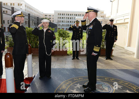 160226-N-OX801-039 La base navale américaine de Naples, Italie (fév. 26, 2016), commandant de la sixième flotte américaine, Vice-Adm. James Foggo, III, droite, se félicite le Directeur de la Garde côtière canadienne, Ministère géorgien Temur Kvantaliani, capitaine au 6ème siège de la flotte américaine, le 26 février 2016. Les hauts dirigeants de la forces maritimes dans la région de la mer Noire se sont réunis à Naples, en Italie, pour le premier Colloque sur la sécurité maritime de la mer Noire hébergé par Commander, U.S. Naval Forces Europe 25-26 février, 2016. L'objectif du symposium est de renforcer la coopération régionale par la mise en commun des connaissances et de développer des recommandations pour aborder l'entraide maritim Banque D'Images