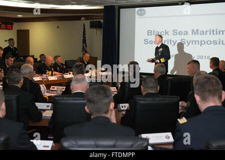 160226-N-OX801-051 La base navale américaine de Naples, Italie (fév. 26, 2016), commandant de la sixième flotte américaine, Vice-Adm. James Foggo, III, parle à la sécurité maritime de la Mer Noire au 6ème Symposium de l'administration centrale de la flotte des États-Unis, 26 février 2016. Les hauts dirigeants de la forces maritimes dans la région de la mer Noire se sont réunis à Naples, en Italie, pour le premier Colloque sur la sécurité maritime de la mer Noire hébergé par Commander, U.S. Naval Forces Europe 25-26 février, 2016. L'objectif du symposium est de renforcer la coopération régionale par la mise en commun des connaissances et l'élaboration de recommandations pour résoudre les problèmes de sécurité maritime mutuel. (U.S. Le ph de la marine Banque D'Images