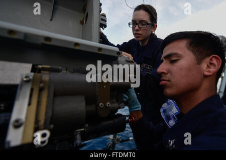 160227-N-FP878-024 MER MÉDITERRANÉE (fév. 27, 2016) 2ème classe Controlman Incendie Azareel Castro de Houston, et d'incendie 2e classe Controlman Stephanie Drake de Pearland, Texas, conduite d'entretien sur une mitrailleuse de 25 mm à bord du USS Carney (DDG 64), le 27 février 2016. Carney, une classe Arleigh Burke destroyer lance-missiles déployés avant, à Rota, Espagne, effectue une patrouille de routine dans la 6ème zone d'opérations de la flotte à l'appui des intérêts de sécurité nationale des États-Unis en Europe. (U.S. Photo par marine Spécialiste de la communication de masse 1re classe Theron J. Godbold/libérés) Banque D'Images