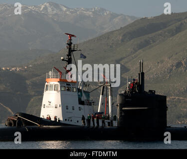 160228-N-IL474-154 La baie de Souda, Grèce, (Feb, 28, 2016) La classe de Los Angeles, sous-marin d'attaque rapide USS Newport News (SSN-750), tire dans la baie de Souda, la Grèce le 28 février 2016. Newport News mène des opérations navales dans la sixième flotte américaine zone d'opérations à l'appui de la sécurité nationale des États-Unis en Europe et en Afrique. (U.S. Photo par Marcel Gauchet marine Heather/libérés) Banque D'Images