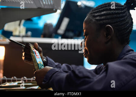 160229-N-FP878-043 MER MÉDITERRANÉE (fév. 29, 2016) le navire marin militaire, à partir de la Gloria Crentsil Bronx, New York, effectue des stocks de fin de mois dans le magasin à bord de navires USS Carney (DDG 64) 10 févr. 29, 2016. Carney, une classe Arleigh Burke destroyer lance-missiles déployés avant, à Rota, Espagne, effectue une patrouille de routine dans la 6ème zone d'opérations de la flotte à l'appui des intérêts de sécurité nationale des États-Unis en Europe. (U.S. Photo par marine Spécialiste de la communication de masse 1re classe Theron J. Godbold/libérés) Banque D'Images