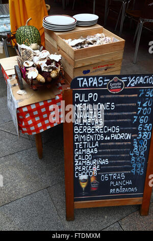 Menu en espagnol avec prix en euros à l'extérieur du restaurant/café de fruits de mer typique, Vigo, Galice, Espagne Banque D'Images