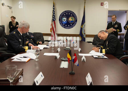 160302-N-OX801-014 La base navale américaine de Naples, Italie (2 mars 2016) U.S. Naval Forces Chef de cabinet Europe-afrique, arrière Adm. Cathal O'Connor, droite, mène des entretiens avec le personnel du Commandant général, Royal Netherlands Marine Corps, le général de brigade Richard Oppelaar, gauche, et directeur, Soutien à la gestion, de la Marine belge, le Capitaine Carl Gillis, au siège de la flotte des États-Unis 6e, 2 mars 2016. États-unis 6e Flotte, basée à Naples, Italie, effectue l'ensemble des opérations navales et mixte, souvent de concert avec ses alliés, le joint, et interagences, partenaire afin de faire progresser les intérêts nationaux américains et secu Banque D'Images