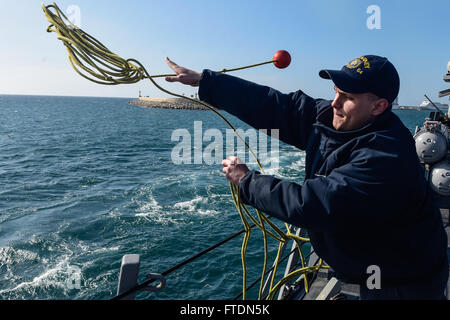 160308-N-FP878-162 MER MÉDITERRANÉE (8 mars 2016) 3ème classe Technicien de systèmes d'information Daniel Halasz, de Los Angeles, lance une ligne d'attrape flottante d'un remorqueur espagnol alors que l'USS Carney (DDG 64) tire en Palma de Mallorca, Espagne, le 8 mars 2016. Carney, une classe Arleigh Burke destroyer lance-missiles déployés avant, à Rota, Espagne, effectue une patrouille de routine dans la 6ème zone d'opérations de la flotte à l'appui des intérêts de sécurité nationale des États-Unis en Europe. (U.S. Photo par marine Spécialiste de la communication de masse 1re classe Theron J. Godbold/libérés) Banque D'Images