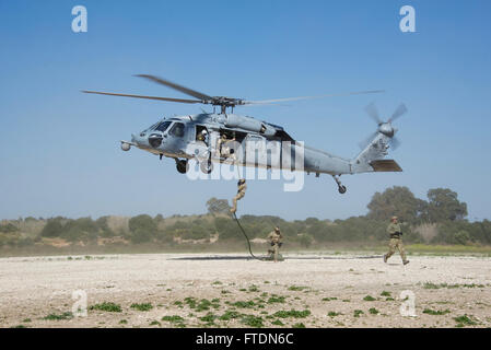 160304-N-ZZ999-306 NAVAL STATION ROTA, ESPAGNE (4 mars 2016) membres de l'unité mobile de destruction des engins explosifs (EODMU 8), la pratique, rapide à la corde en rappel, et à des fins particulières l'insertion et l'extraction d'un MH-60S Sea Hawk, affecté à l'hélicoptère de combat Ghostriders Mer Escadron (HSC) 28, à bord de la station navale de Rota, Espagne, le 4 mars 2016. États-unis 6e Flotte, basée à Naples, Italie, effectue l'ensemble des opérations navales et mixte, souvent de concert avec ses alliés, le joint, et inter-organismes partenaires, afin de faire progresser les intérêts nationaux américains et la sécurité et la stabilité je Banque D'Images