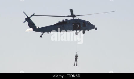 Le 4 mars 2016, l'unité mobile d'élimination d'explosifs (EODMU) 8 membres ont pratiqué le cordage rapide et la descente en rappel avec un hélicoptère MH-60S Sea Hawk à bord de la base navale de Rota, en Espagne. La formation faisait partie des opérations de la 6e flotte américaine soutenant les efforts de sécurité nationale. Banque D'Images