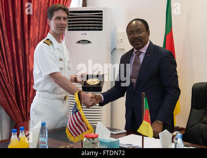 DOUALA, Cameroun (10 mars 2016) Le capitaine Douglas Casavant, USNS Lance (T-EPF 1) Le capitaine du navire, reçoit un cadeau de délégué communautaire Dr Fritz Ntone Ntone à Douala, au Cameroun, au cours d'un appel, le 10 mars 2016. L'armée expéditionnaire de la commande de transport maritime transport rapide navire USNS lance est sur un déploiement prévu pour la sixième flotte américaine zone d'opérations pour soutenir la collaboration internationale Programme de renforcement des capacités, le partenariat de l'Afrique centrale. (U.S. Photo par marine Spécialiste de la communication de masse 1re classe Amanda Dunford/libérés) Banque D'Images