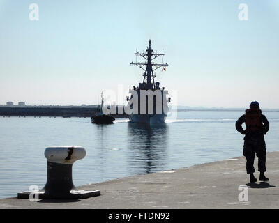 160313-N-MG056-002 NAVAL STATION ROTA, ESPAGNE (13 mars 2016), USS Carney (DDG 64) renvoie à Rota, Espagne 13 mars 2016, après quatre mois en patrouille dans la sixième flotte américaine zone d'opérations. Carney, une classe Arleigh Burke destroyer lance-missiles déployés avant, à Rota, en Espagne, est la finition d'une patrouille de routine dans la 6ème zone d'opérations de la flotte à l'appui des intérêts de sécurité nationale des États-Unis en Europe. (U.S. Photo par Marine Krysta Murray/libérés) Banque D'Images