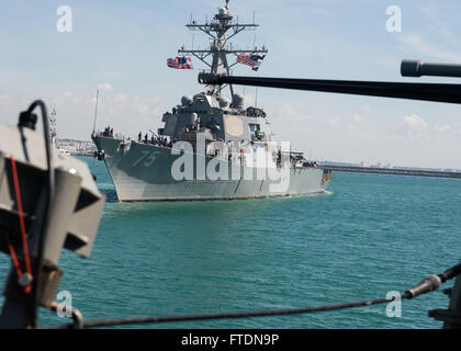 160314-FQ994-234 ROTA, ESPAGNE (14 mars 2016), USS Donald Cook (DDG 75) part de la station navale de Rota, Espagne Mar. 14, 2016. Donald Cook, une classe Arleigh Burke destroyer lance-missiles, l'avant-déployé à Rota, en Espagne, se prépare pour son deuxième déploiement dans le domaine de la flotte des États-Unis 6e des opérations à l'appui des intérêts de sécurité nationale des États-Unis en Europe. (U.S. Photo par marine Spécialiste de la communication de masse 3e classe Robert S. Price/libérés) Banque D'Images