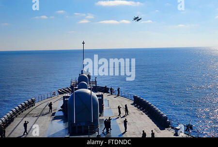 131024-N-AX559-069 : MÉDITERRANÉE (oct. 24, 2013) - F/A-18 Super Hornet de Carrier Air Wing (CVW) 11, embarquée à bord du porte-avions USS Nimitz (CVN 68), conduite par une mouche de la sixième flotte américaine navire amiral USS Mount Whitney (LCC 20). Le Mont Whitney, homeported à Gaeta, Italie, est actuellement en cours d'opérations de sécurité maritime et les efforts de coopération en matière de sécurité dans le théâtre américain dans la 6ème zone d'opérations de la flotte. (U.S. Photo par Marine Ensign Alex Cornell du houx/libérés) Banque D'Images