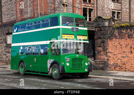 Liverpool Corporation vintage green bus double étage A267 (VKB) 900 sur Merseyside Trust Transport exécutant jour, à l'abandon des bâtiments abandonnés Stanley Dock de Liverpool, Merseyside, Royaume-Uni Banque D'Images