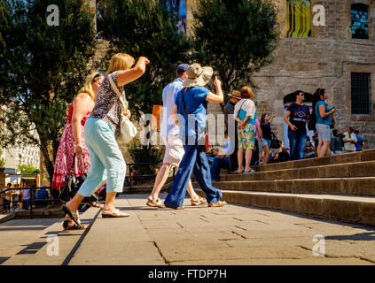 Les touristes sur les étapes menant à la Cathédrale de Barcelone, Palau de la Generalitat de Catalunya Banque D'Images