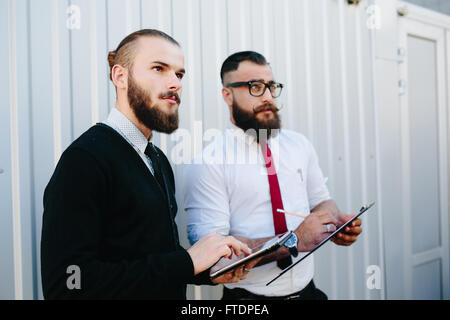 Deux bearded man quelque chose Banque D'Images